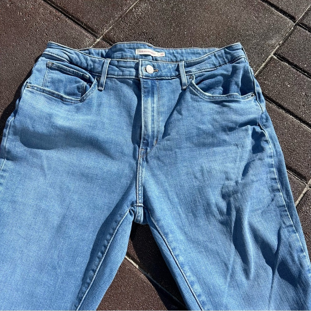 Levi's High Rise Boot Cut Jeans with Signature Patch - Picture 4 of 9